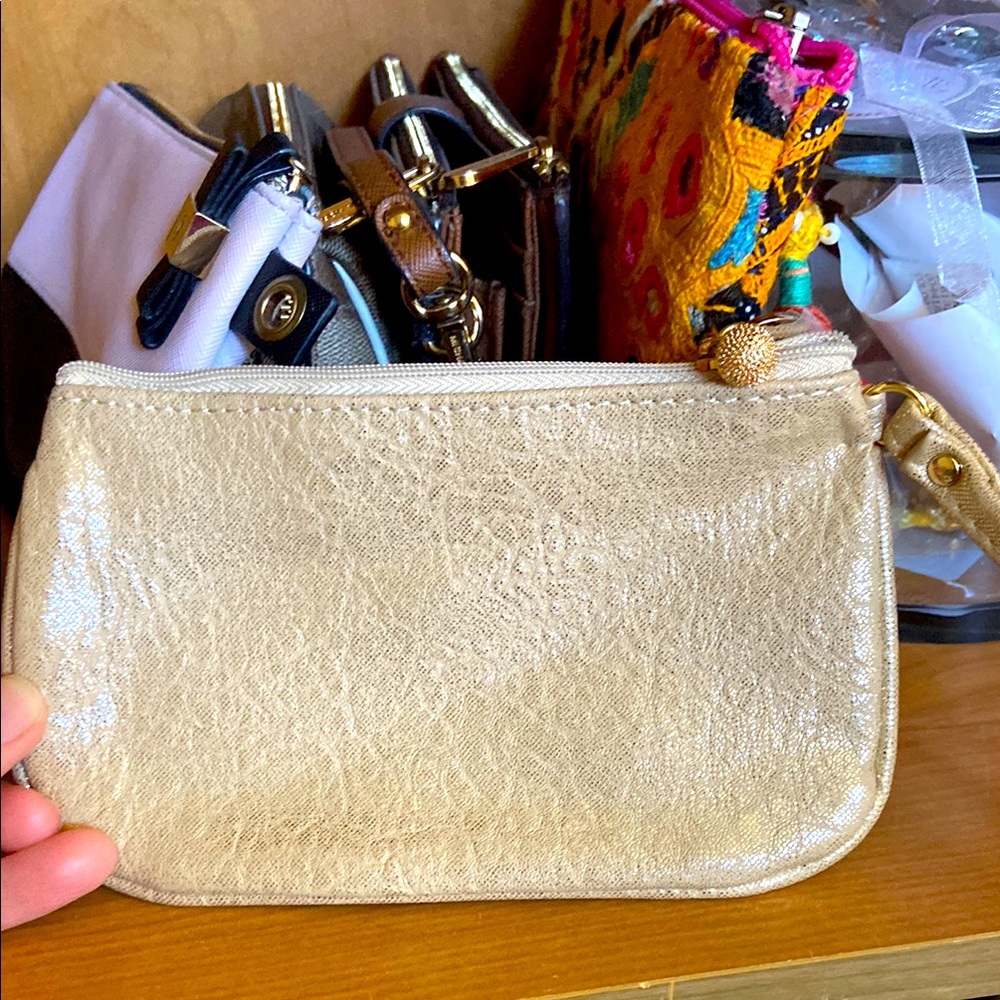 🆕 Mary Kay Elegant Gold Wristlet